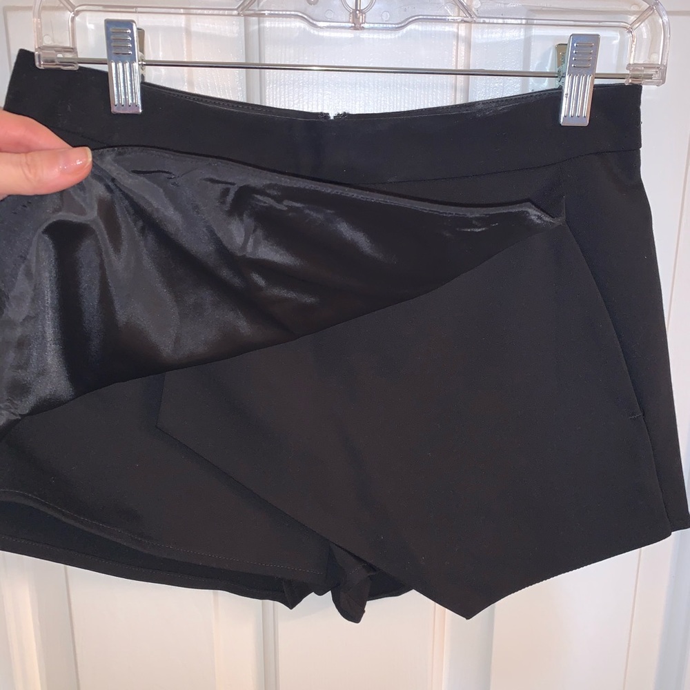 Express Skort in black. Never worn - Picture 2 of 4